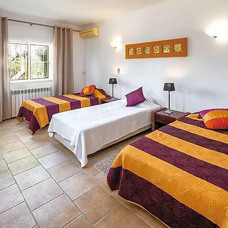 ヴィラ Guia Sleeps 15 With Pool Air Con And Wifi *