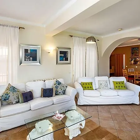 Guia Sleeps 15 With Pool Air Con And Wifi וילה